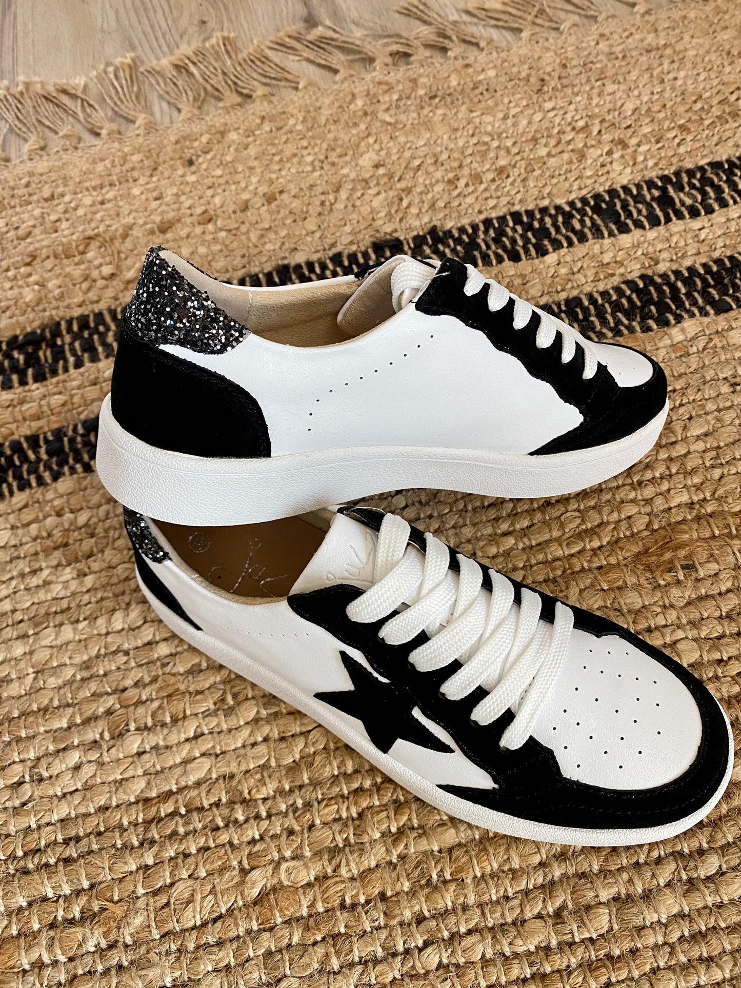 Kaz Black & White Sneaker